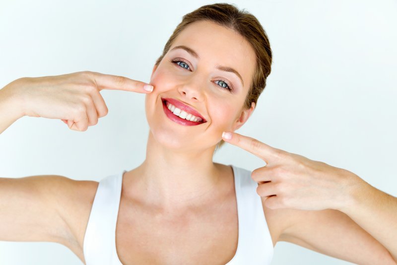 مرتب کردن دندان بدون ارتودنسی، موثرترین روش‌ها به همراه مزایا و معایب